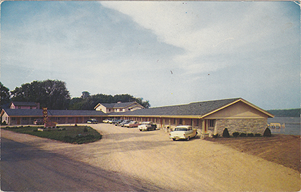 10596-The New Bay View Motel On the shore, Green Lake Wisconsin