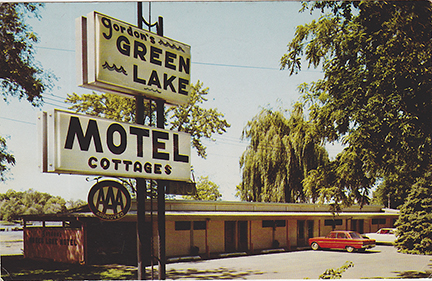 11057-Gordon's Green Lake Motel & cottages, On the lake, Green Lake Wisconsin, Sunset Point, Modern in every respect, Phone Green Lake Area Cod 414-294-3363, Ray & Vel Hardy, Owners & Operators - Canceled 1969