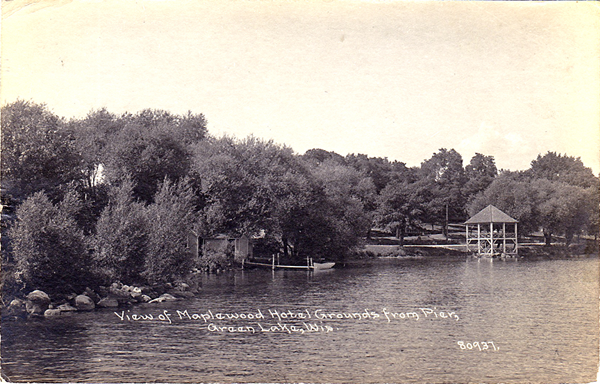 10418-View of Maplewood Hotel Grounds from Pier, Green Lake, Wis.-Postmarked-1913