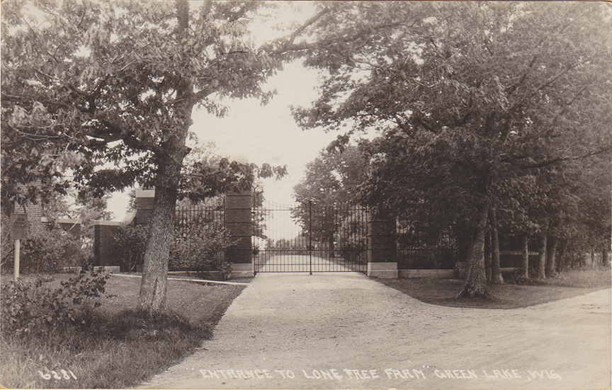 10931-Entrance to Lone Tree Farm, Green Lake, WIS. - Canceled 1922